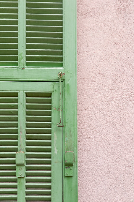 Pink house in Old Town, Villefranche-sur-Mer, France, by Cattie Coyle Photography. © 2019, all rights reserved.