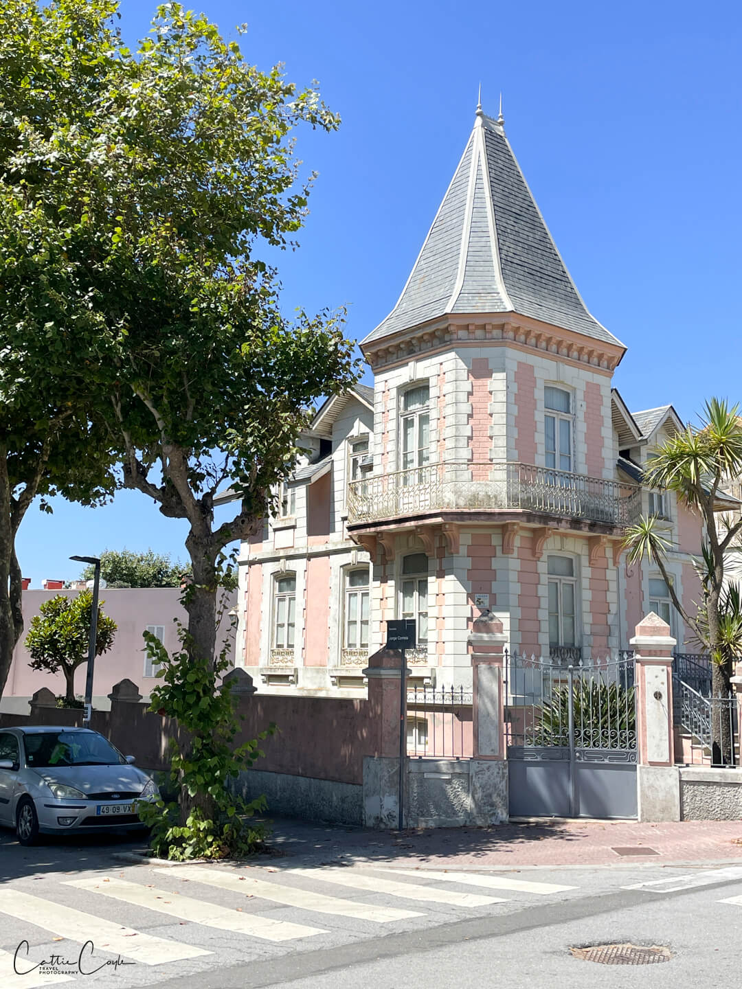 House in Praia da Aguda, Portugal by Cattie Coyle Photography. © 2024, all rights reserved.