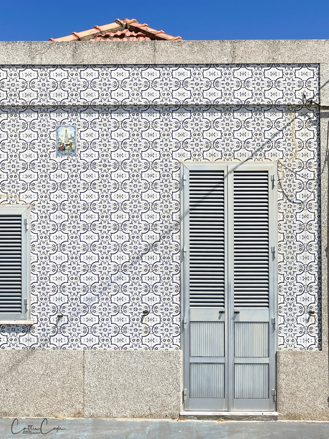 House with tiles, Praia da Aguda, Portugal by Cattie Coyle Photography. © 2024, all rights reserved.