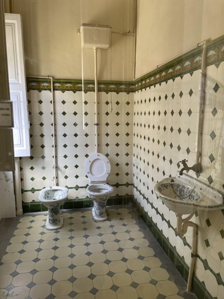 Public bathroom in the Jardim do Passeio Alegre, Foz do Douro, Portugal, by Cattie Coyle Photography. © 2024, all rights reserved.